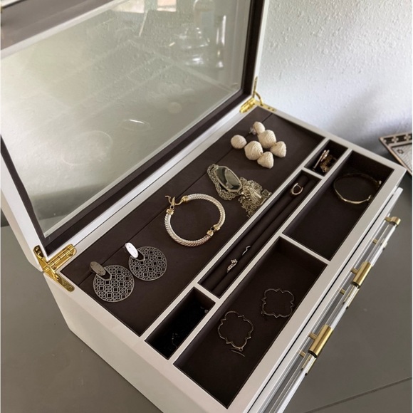 Large antique brass jewelry box in white lacquer - Picture 8 of 9